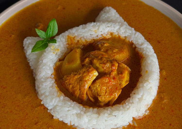 Sakura Curry Chicken Rice paired with potato and cabbage